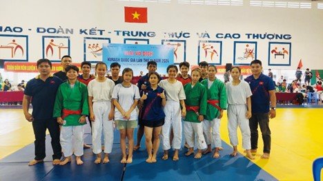 Huấn luyện viên Vương Hoàng Huân và Ngô Minh Đức cùng các vận động viên